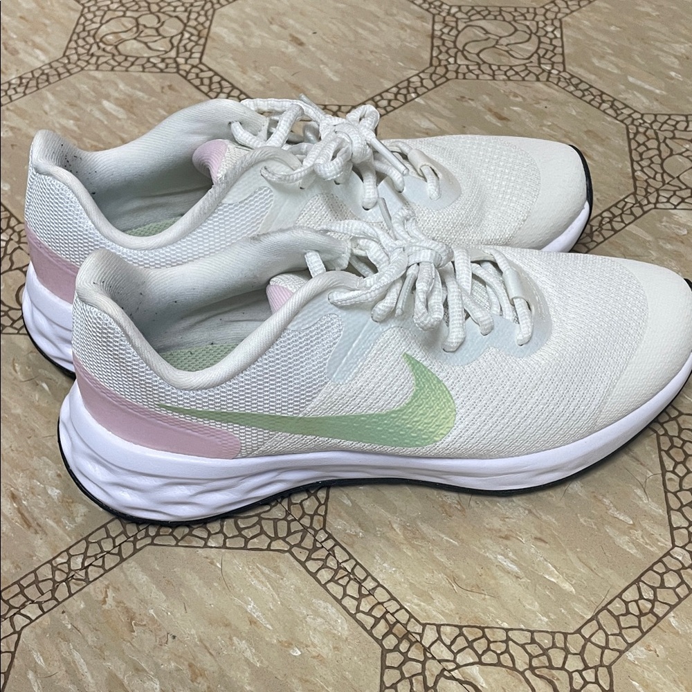 Size 6.5 Nike Women's White and Green Sneakers